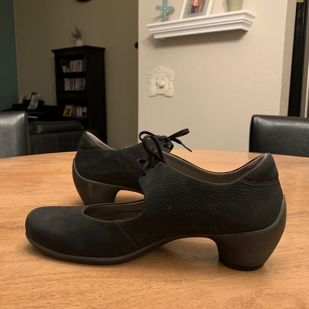 Women’s size 8 ECHO shoes